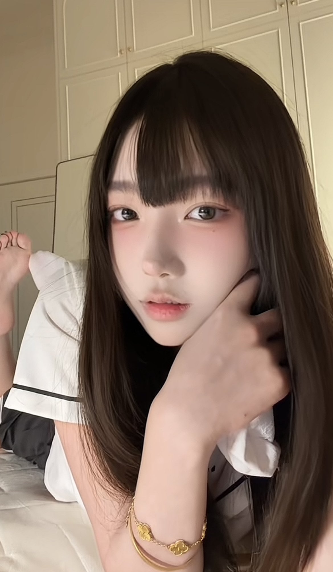 黑头发和白化妆的女孩。