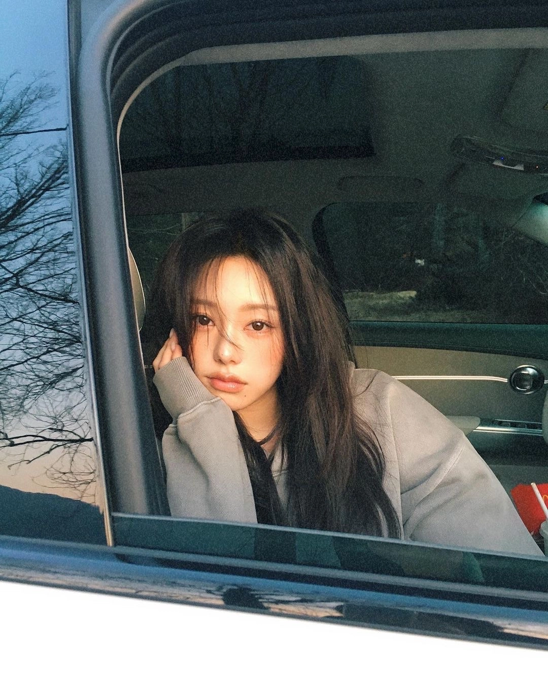 女人长的头发和一个灰色的胡迪。