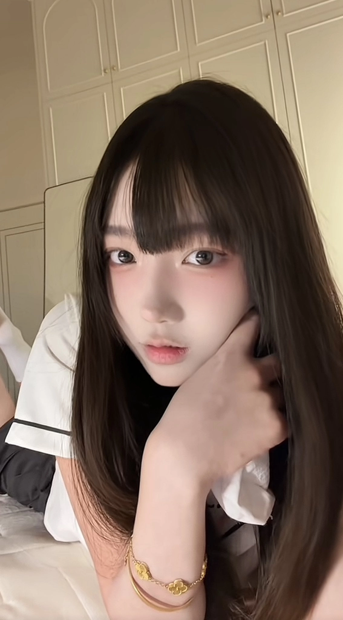 黑头发和白化妆的女孩。