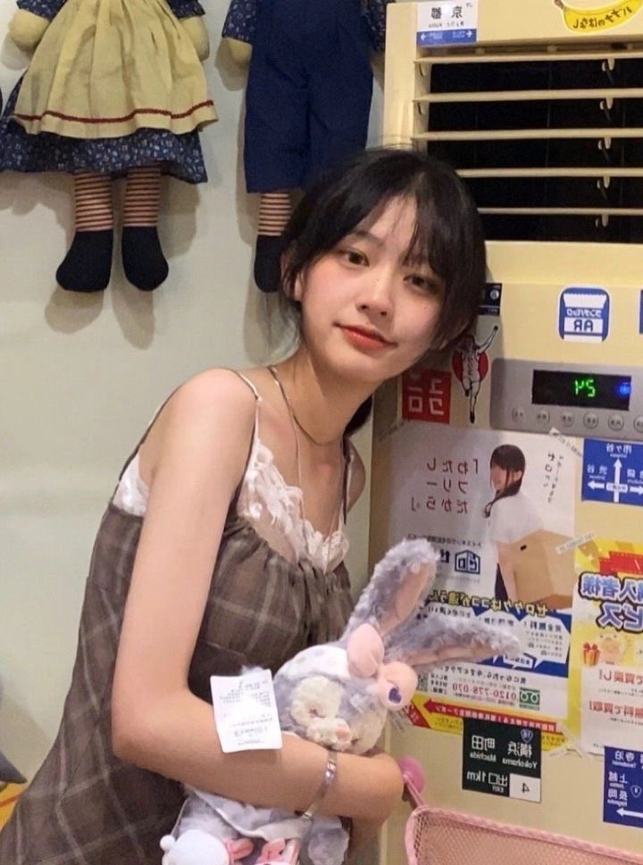 女人抱着一只的兔子。