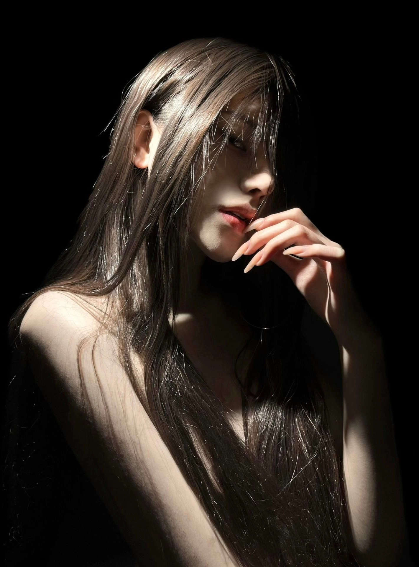 长头发的女人和一只马尾巴。