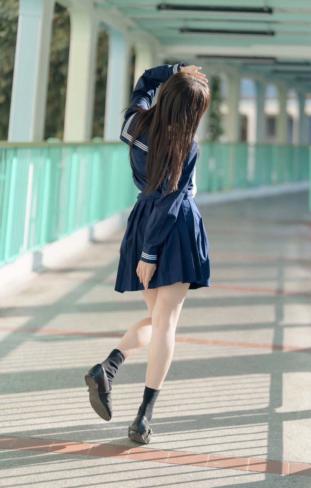 穿着蓝色裙子和蓝色夹克的女孩,上面有一条白色条纹。