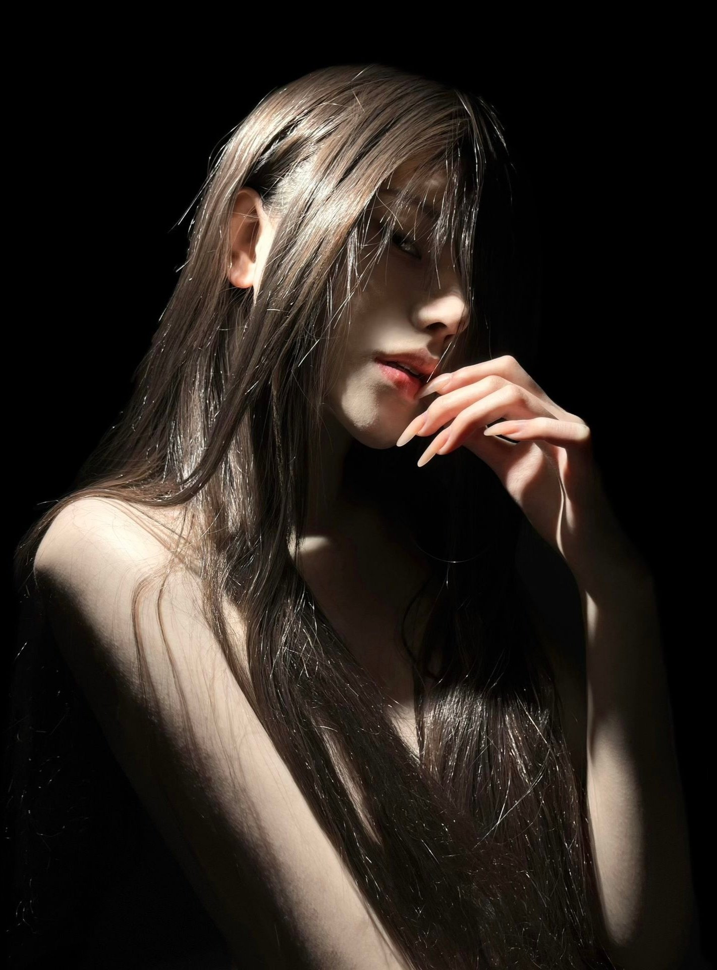 长头发的女人和一只马尾巴。