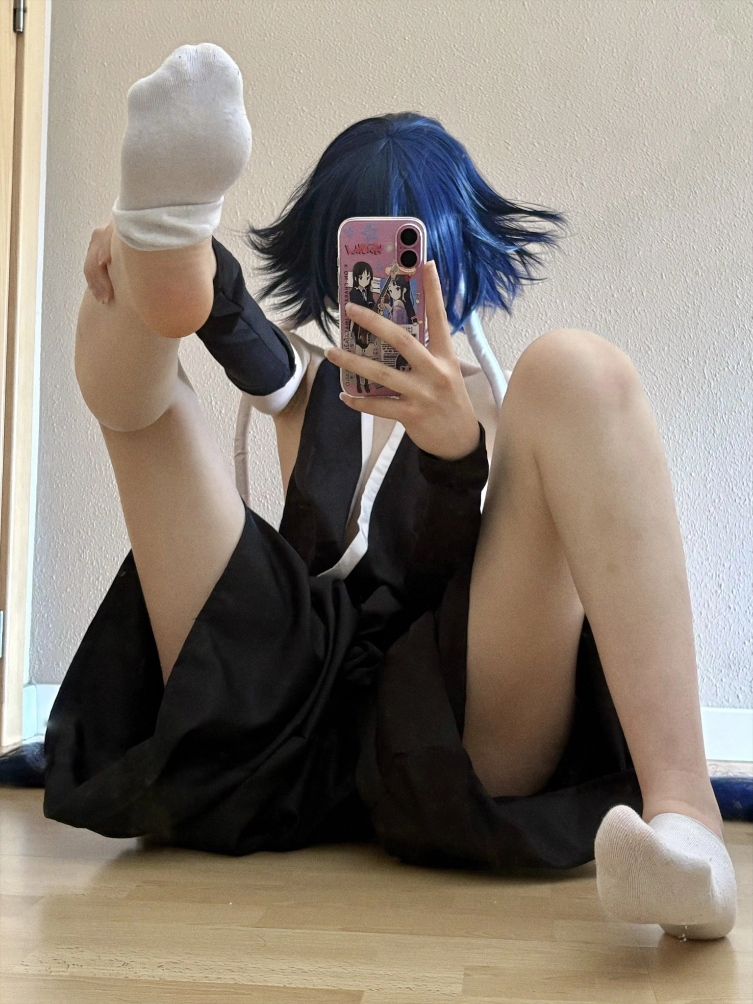 带着粉红色电话拍自拍的人。