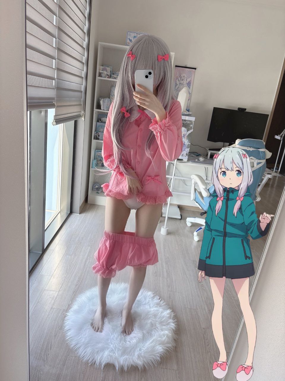 女人用粉红色衬衫拍自拍。