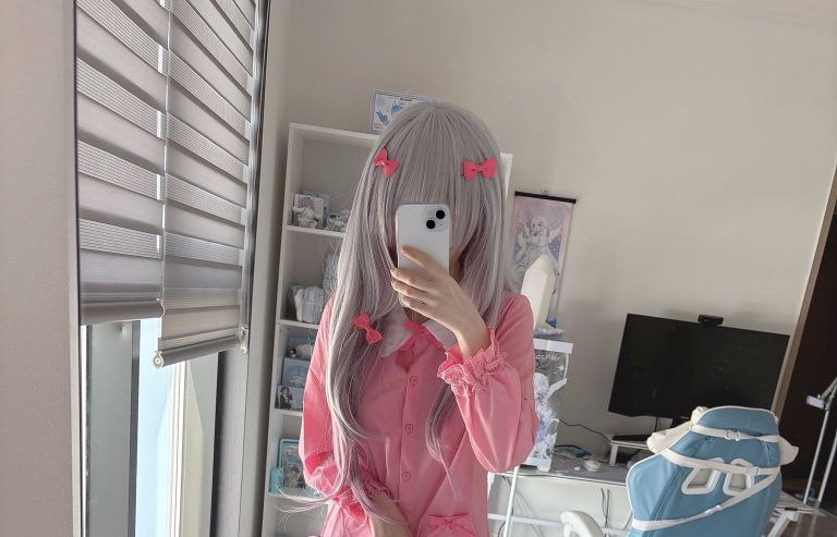 女人用粉红色衬衫拍自拍。