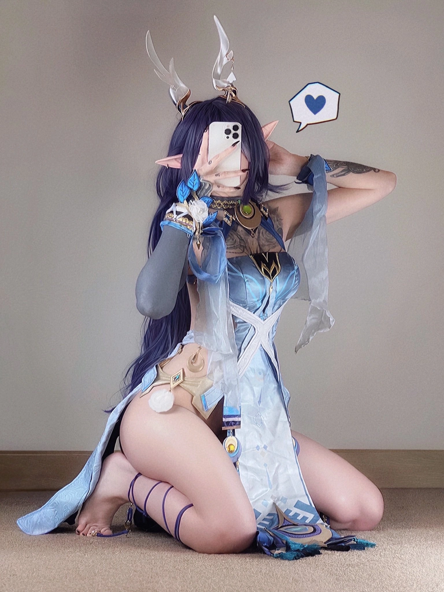 一位穿着蓝色裙子和蓝色头带的女人拍了一张自拍。