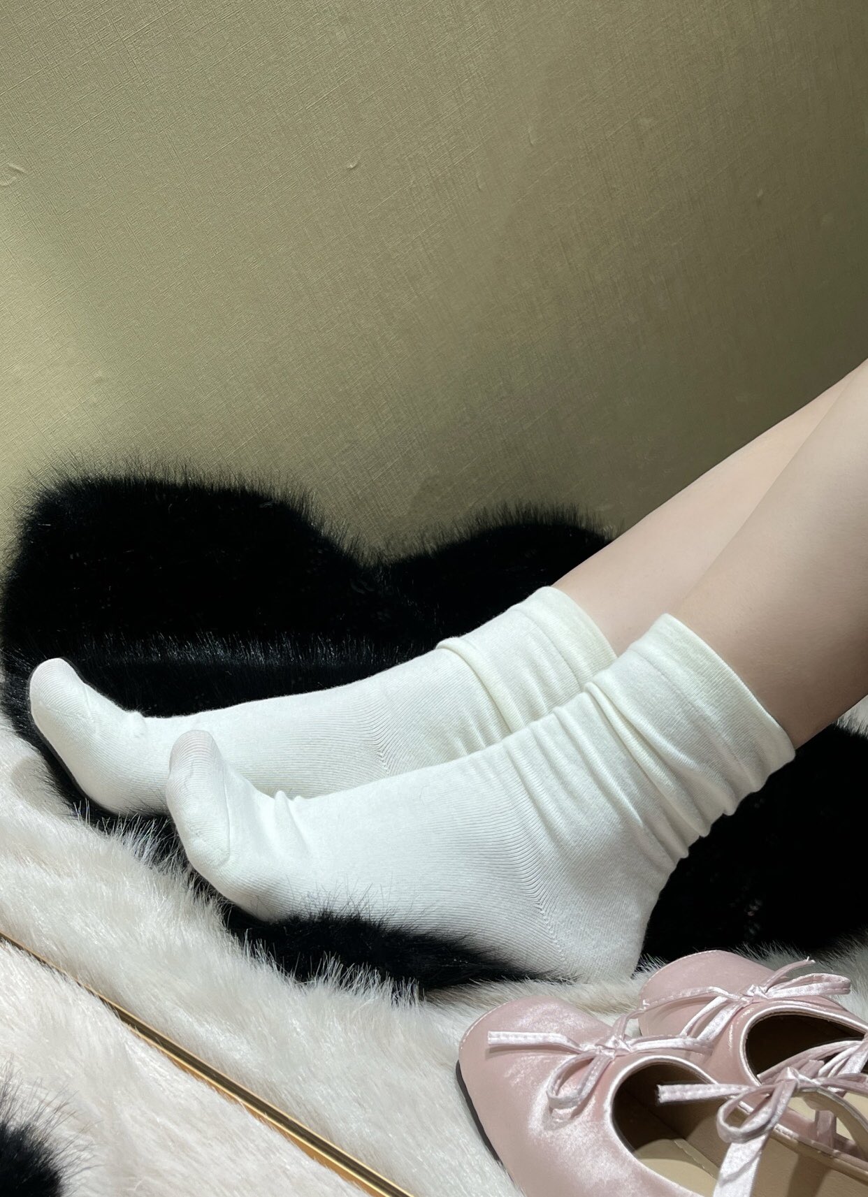 人坐在沙发上,脚抬起来。