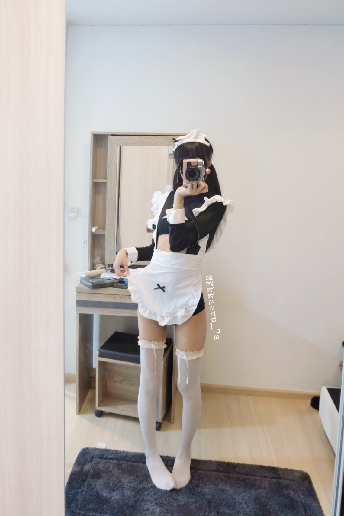 穿着女仆服的女人拍了一张自拍。