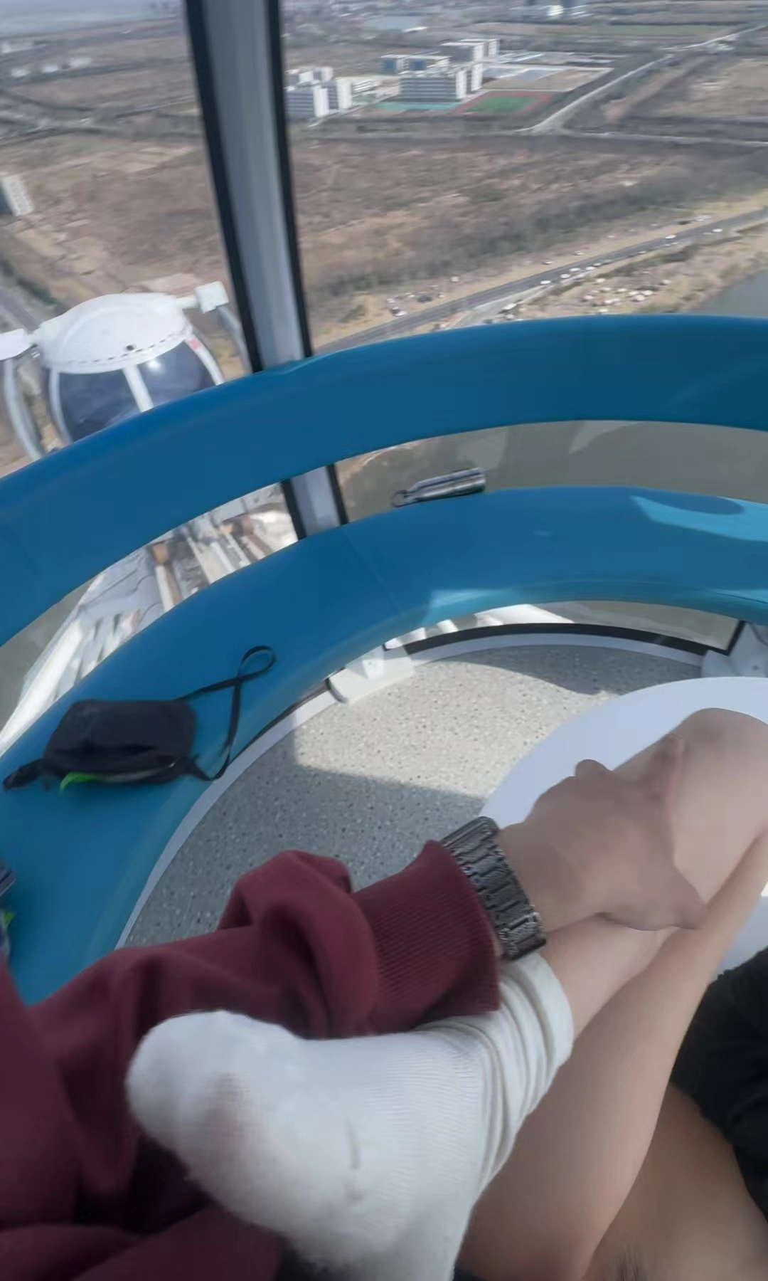 男人和一个女人坐在一辆车上,看着地面。