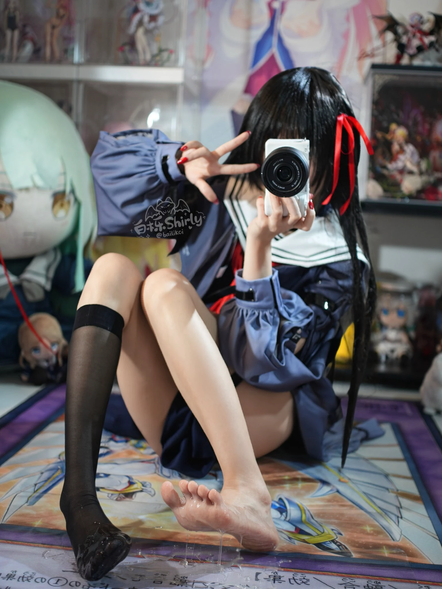 一位女士用相机拍了一张自拍。