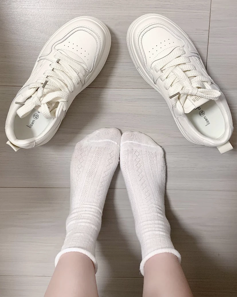 一双白色的鞋子,一件白色的袜子。