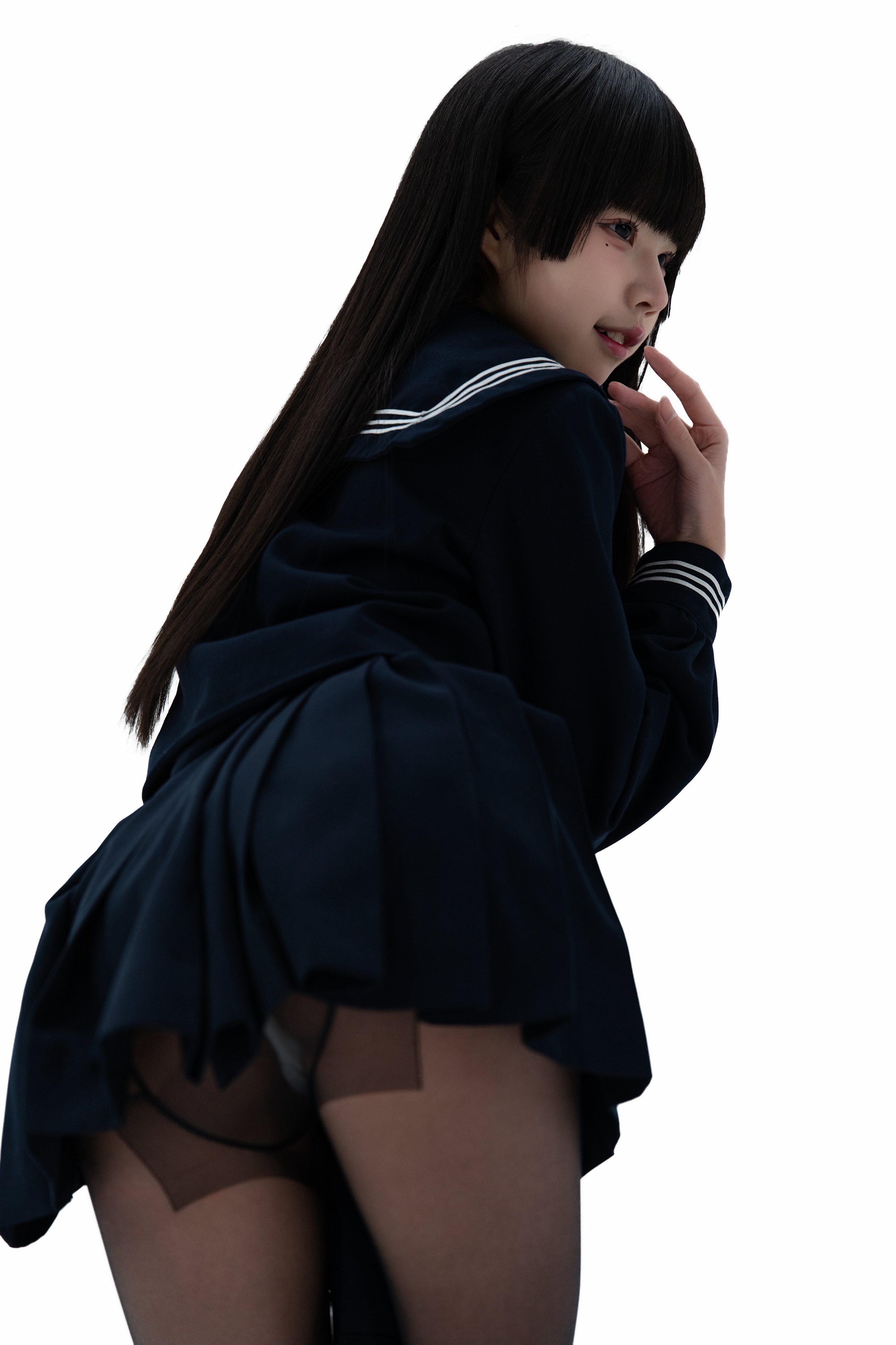 穿着蓝色裙子的女人,手上有一条白色条纹。