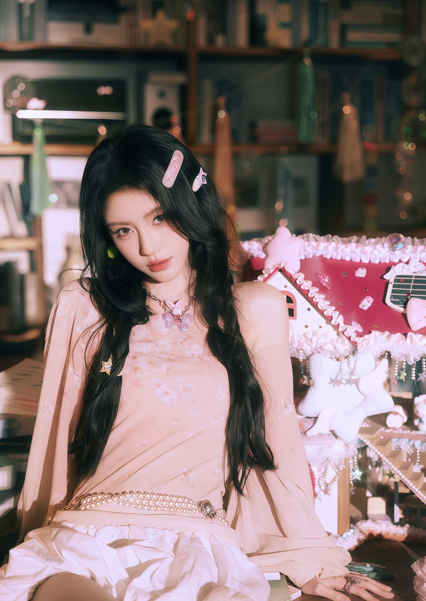 长头发的女孩和一个粉红色的衬衫。