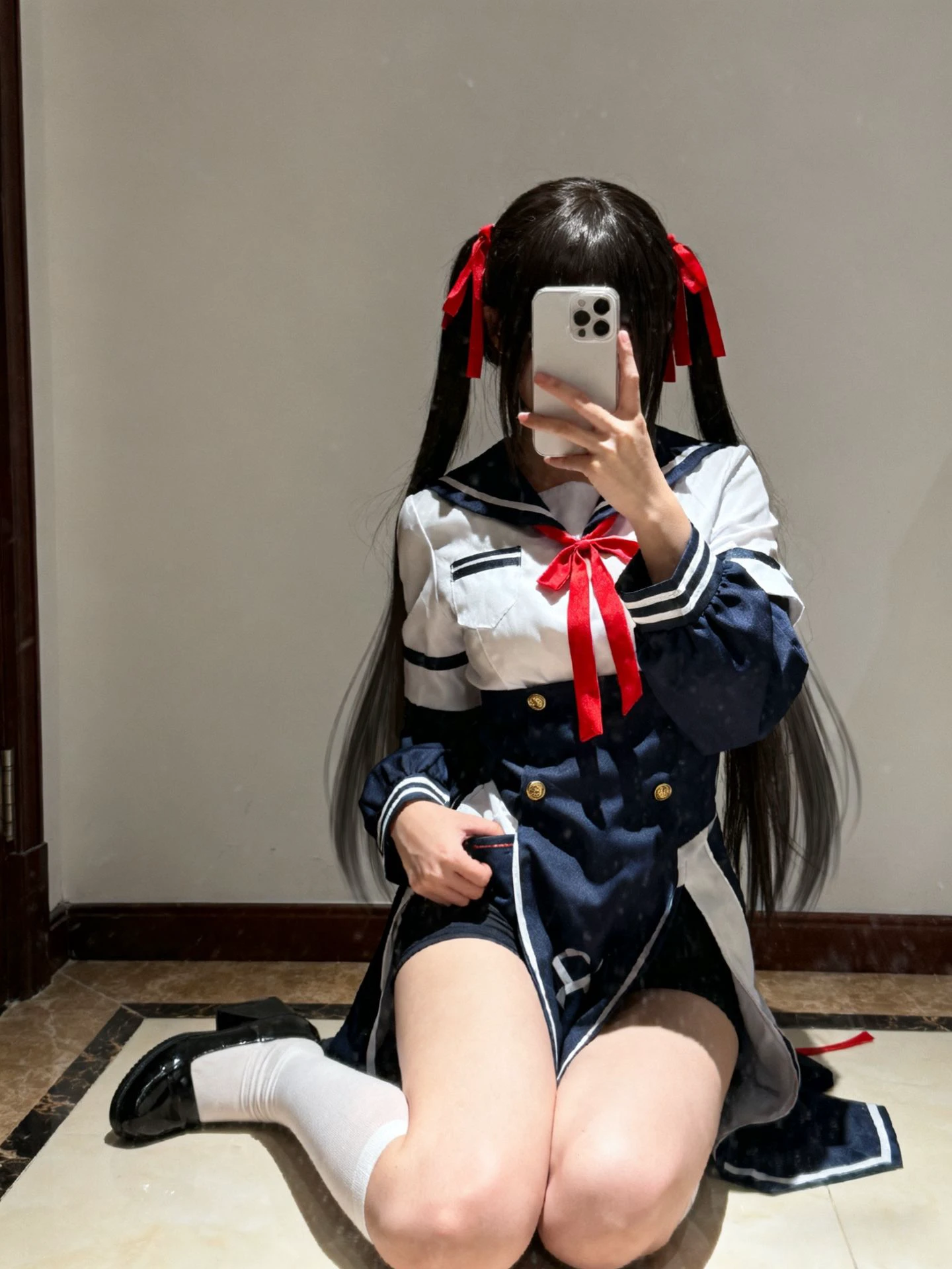 穿着水手服的女人拍了一张自拍。