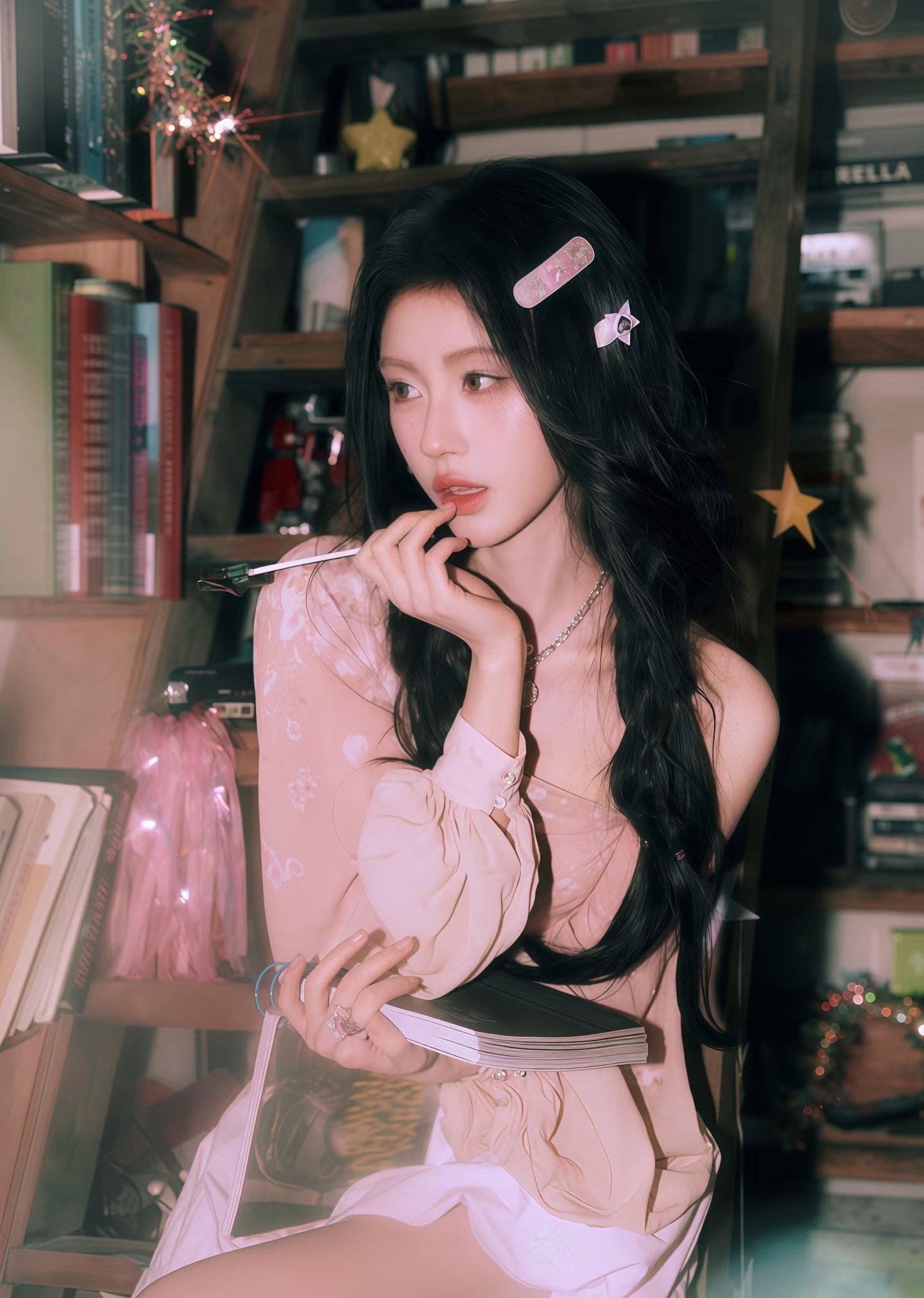 长头发的女孩和一个粉红色的衬衫。