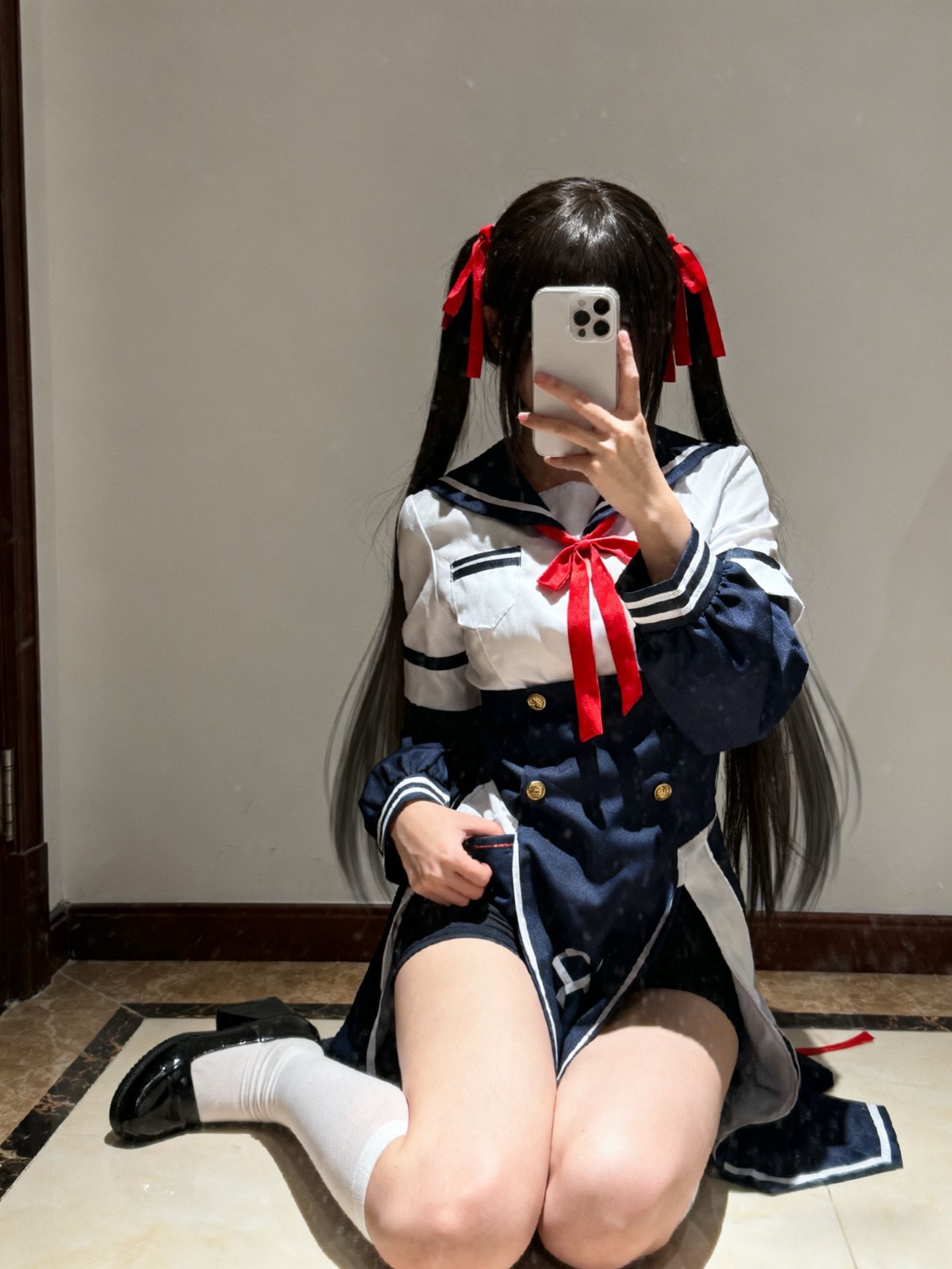 穿着水手服的女人拍了一张自拍。