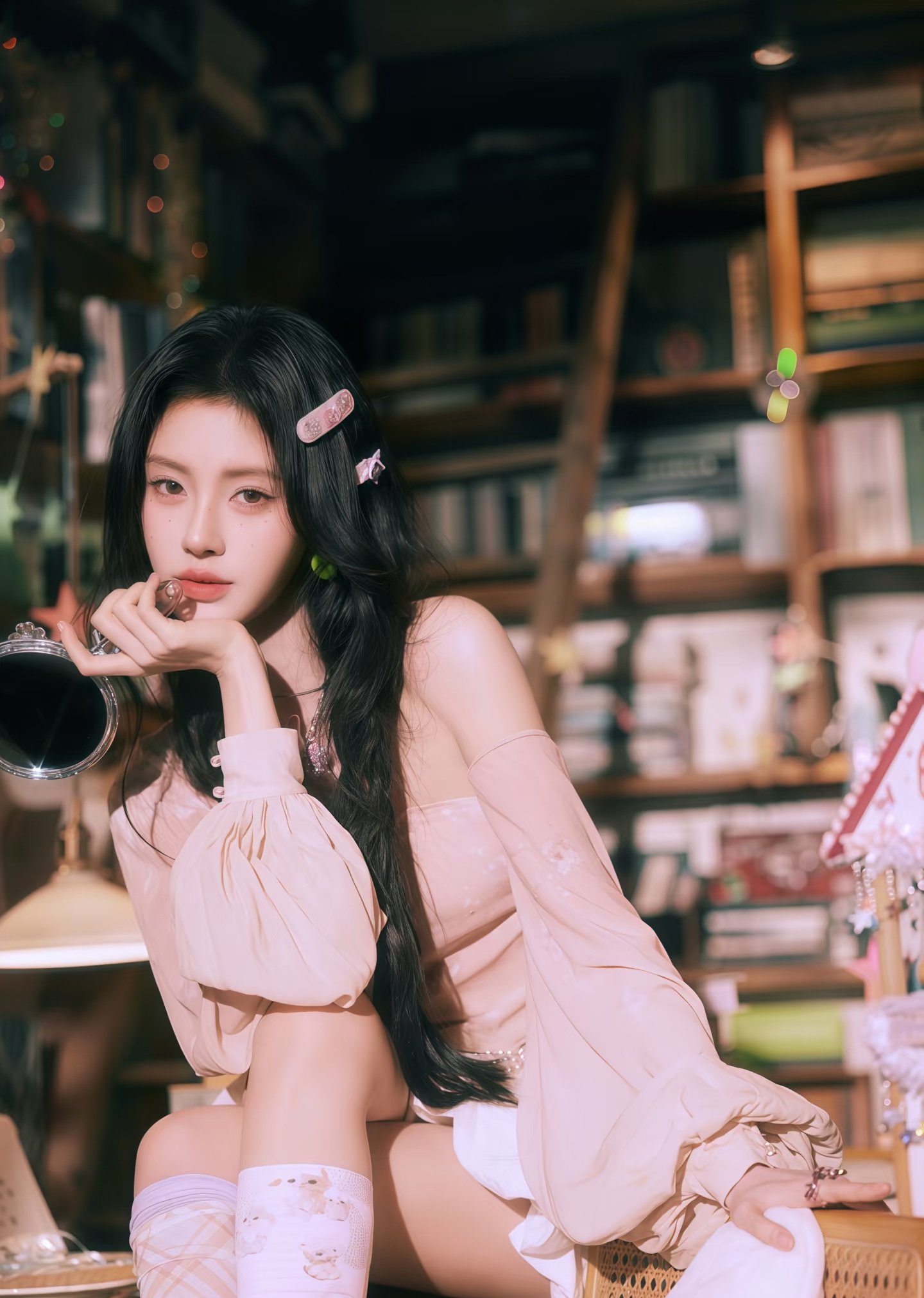 长头发的女孩和一个粉红色的衬衫。