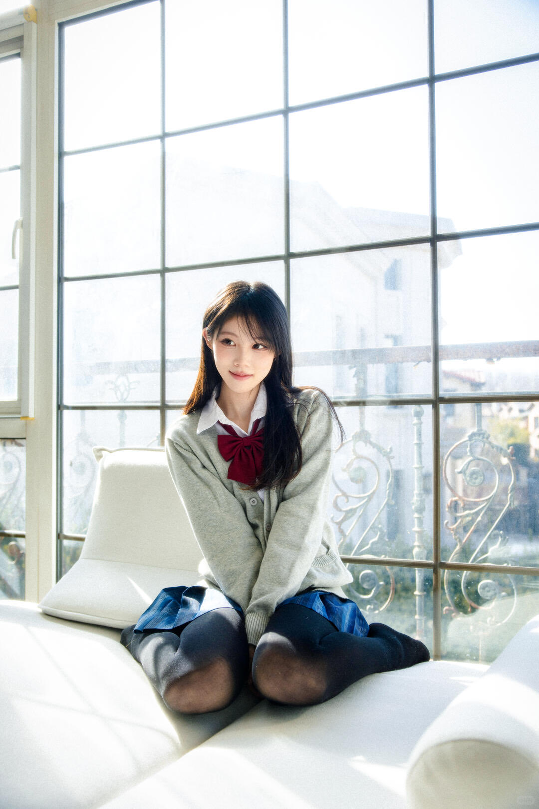 穿着白色衬衫和红色弓的女孩。