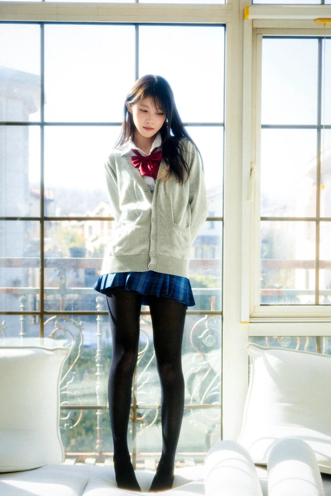 穿着白色衬衫和红色弓的女孩。