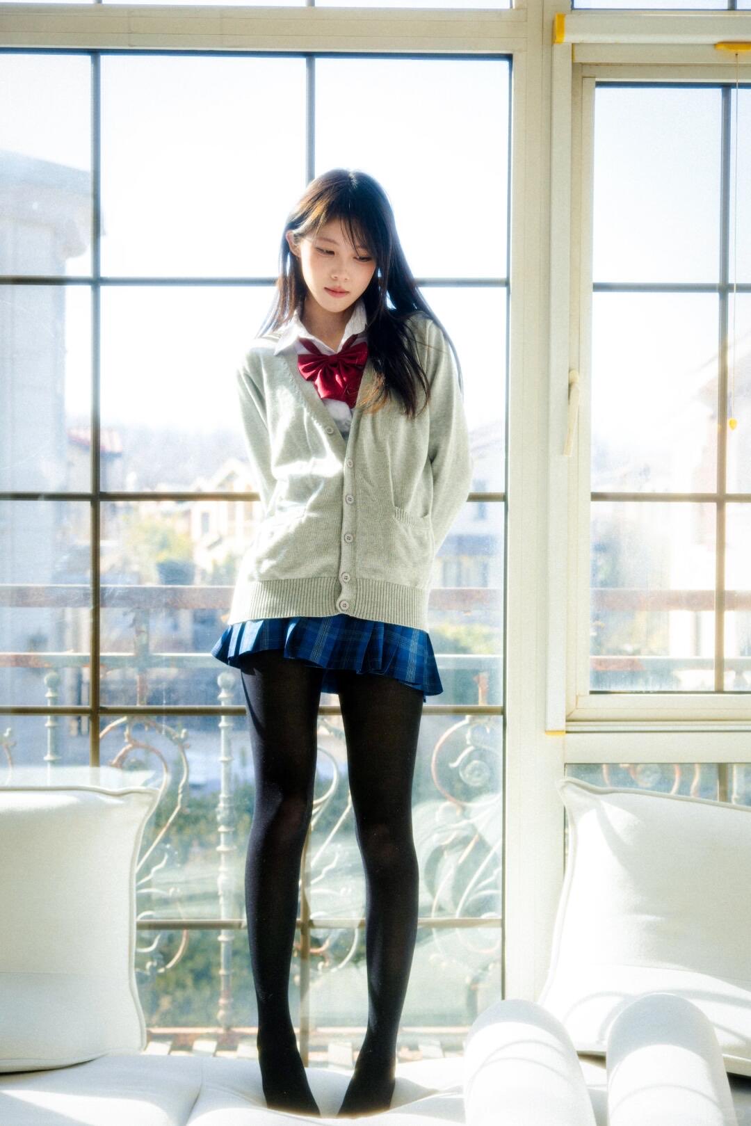 穿着白色衬衫和红色弓的女孩。