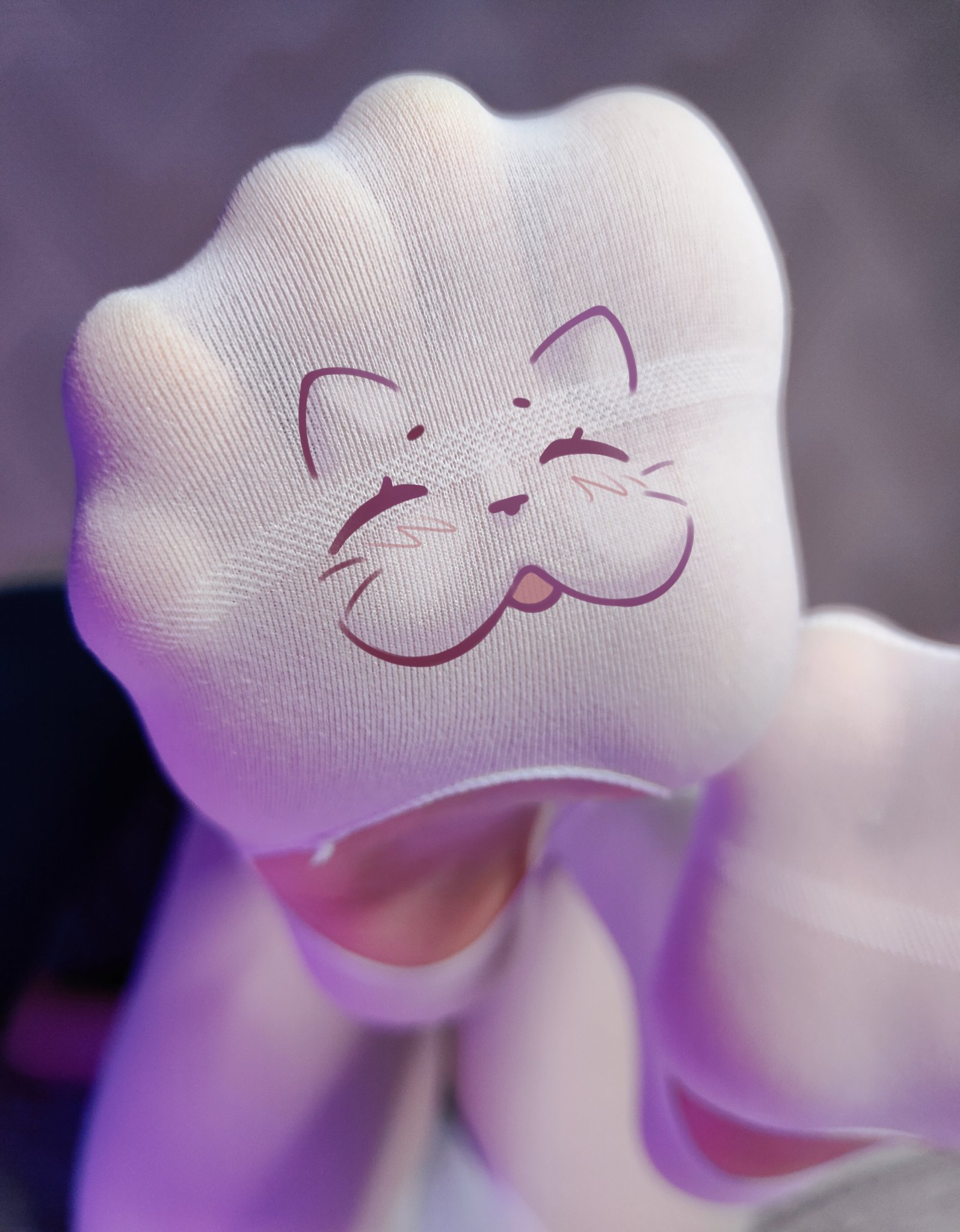 白色的猫,有粉红色的鼻子和紫色的嘴巴。