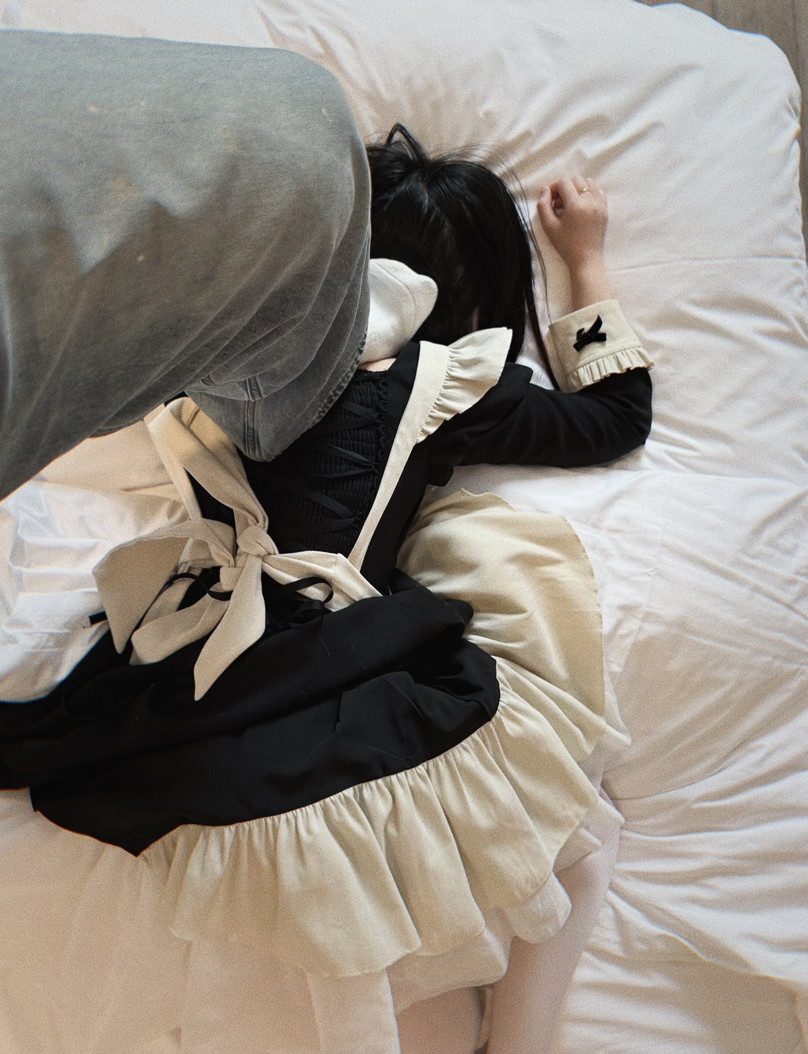 男人抱着一个女人的头在他的膝盖。