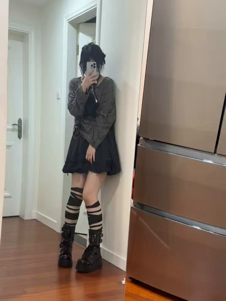 女人在厨房里拍个自拍。