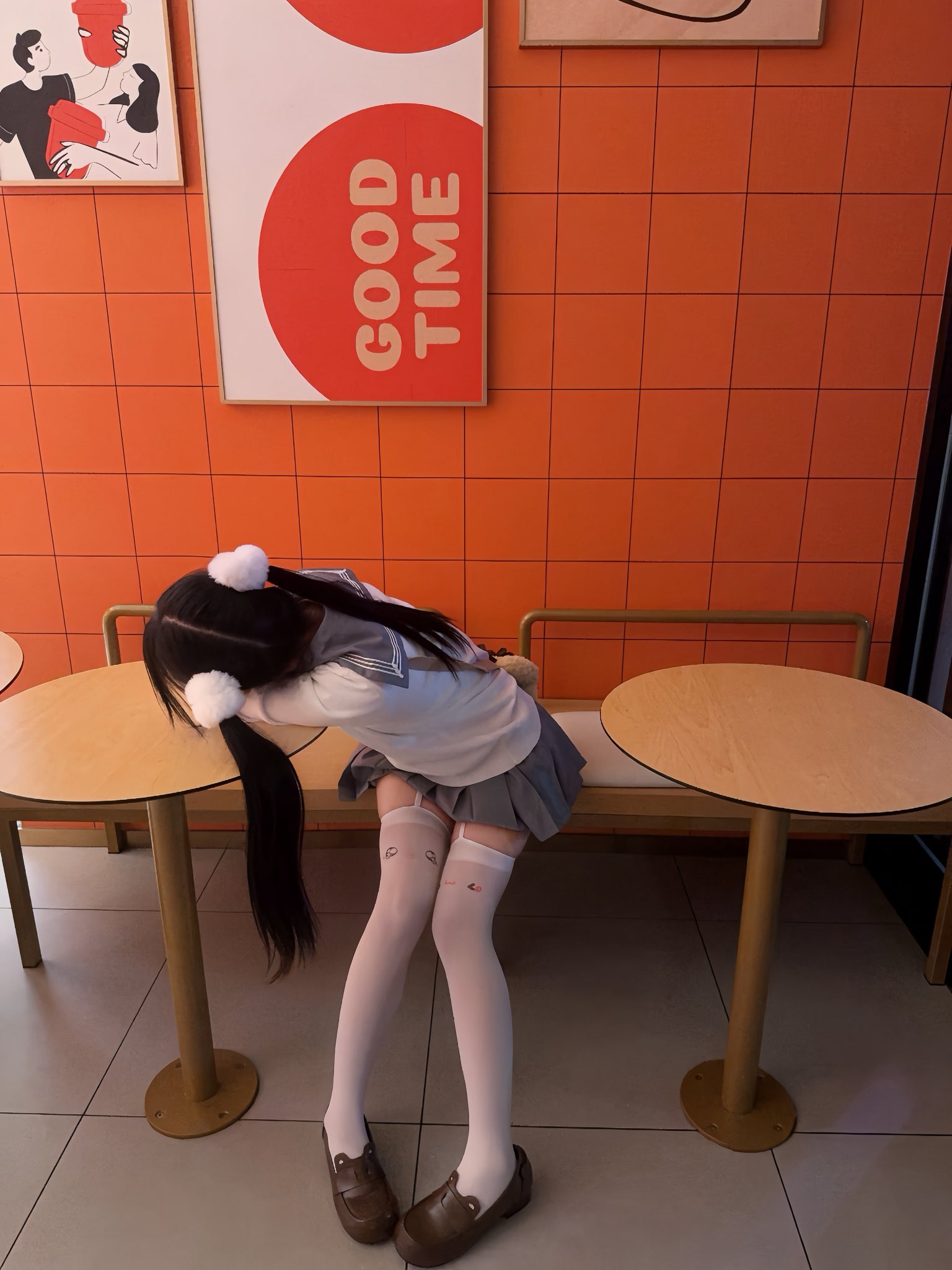 女孩坐在一个凳子上,背后有一个标志说“好时机”。