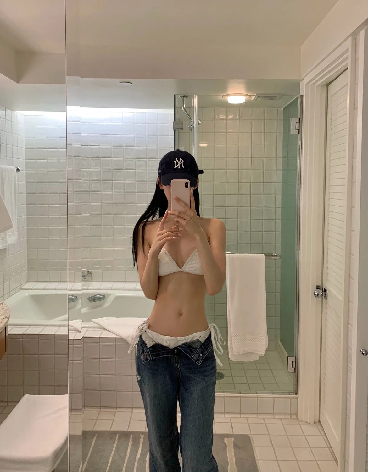 女人在浴室里拍自拍。