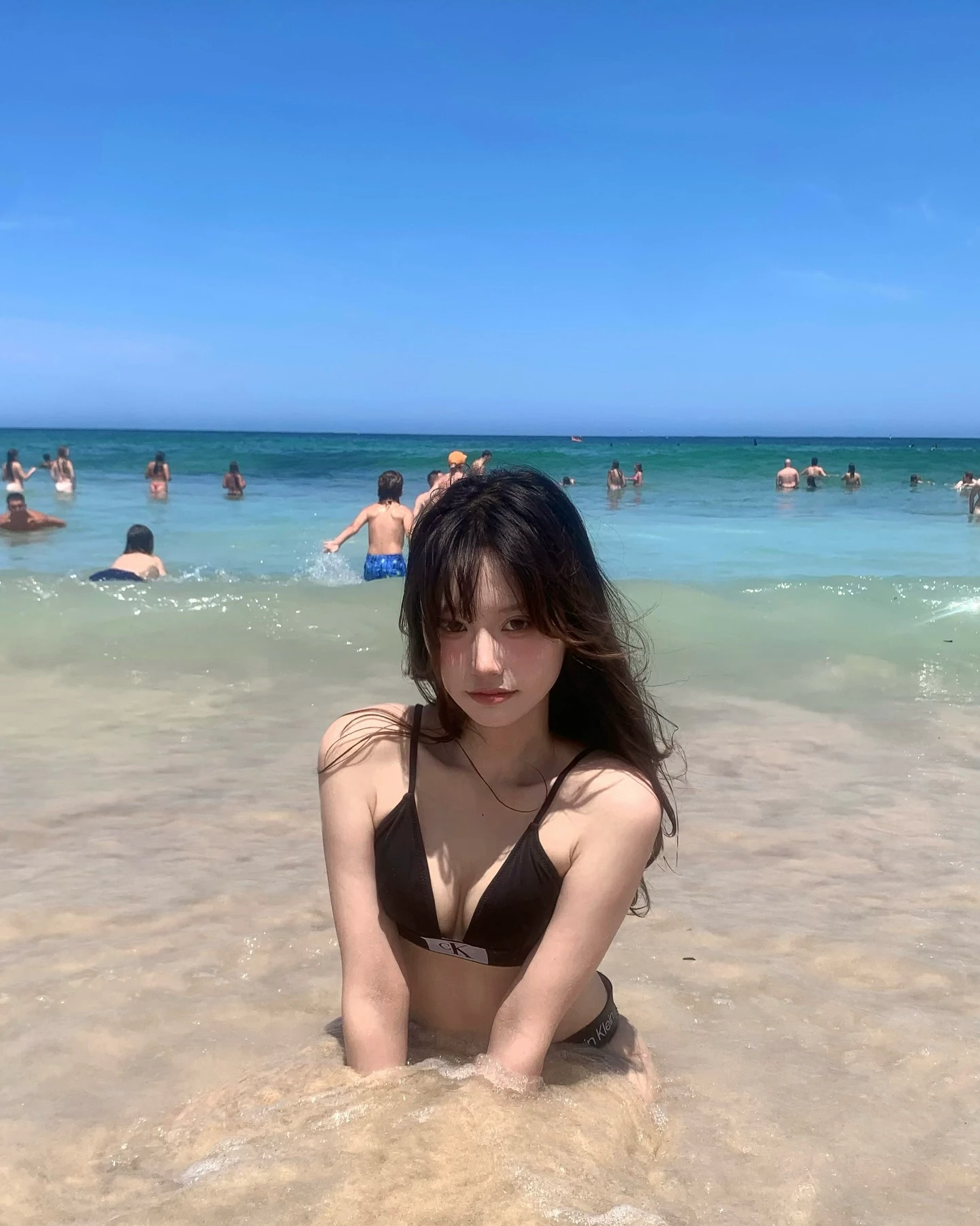 穿比基尼的女人站在海滩上。