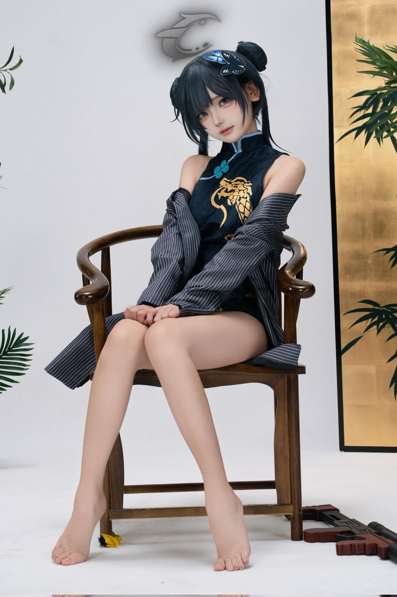 穿着蓝色和白色衣服的女人坐在椅子上。