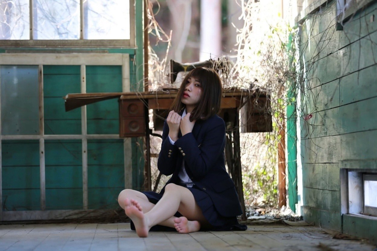 穿蓝色夹克的女人坐在地板上。