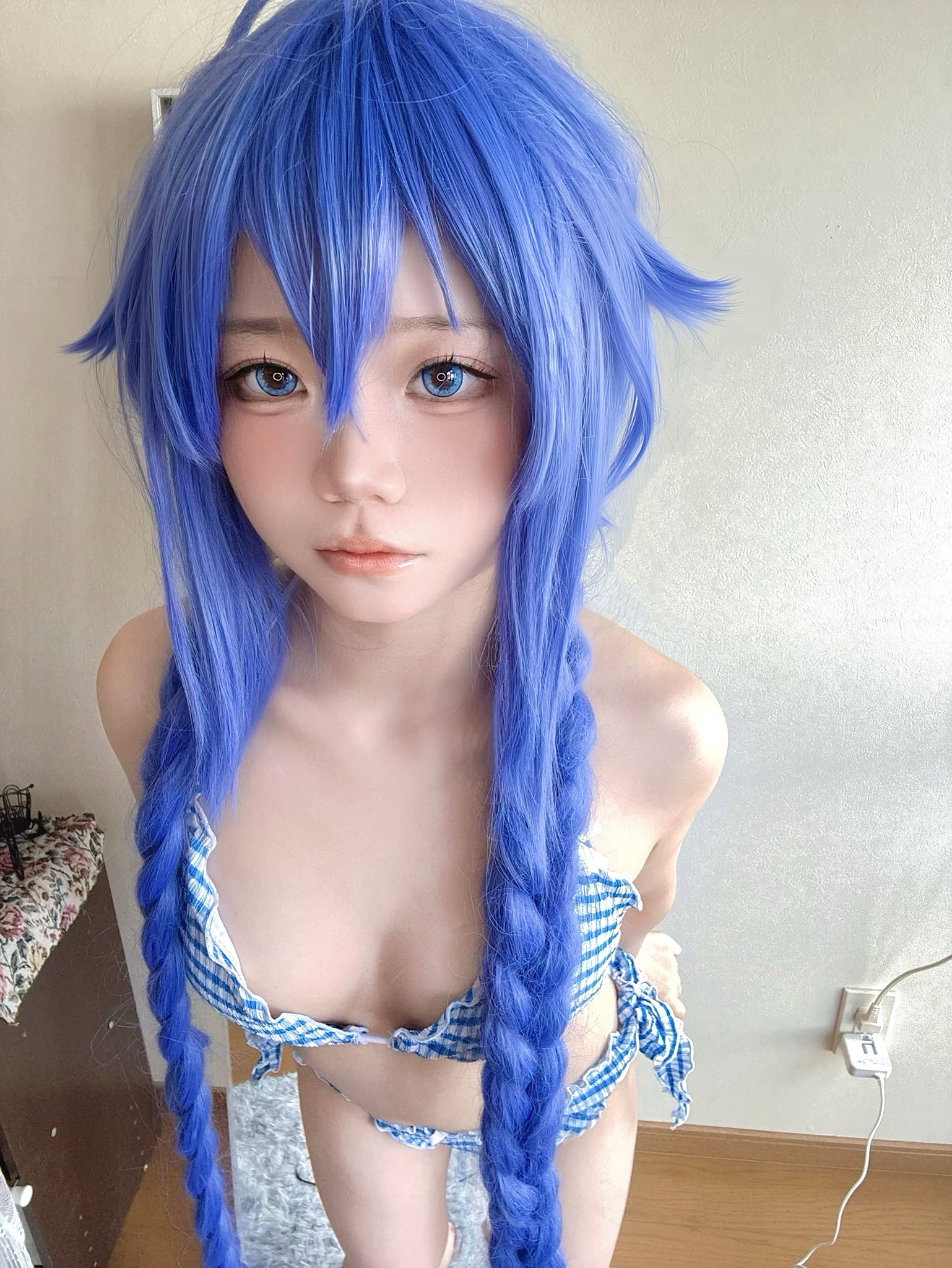 有蓝色头发和蓝色裙子的女孩。