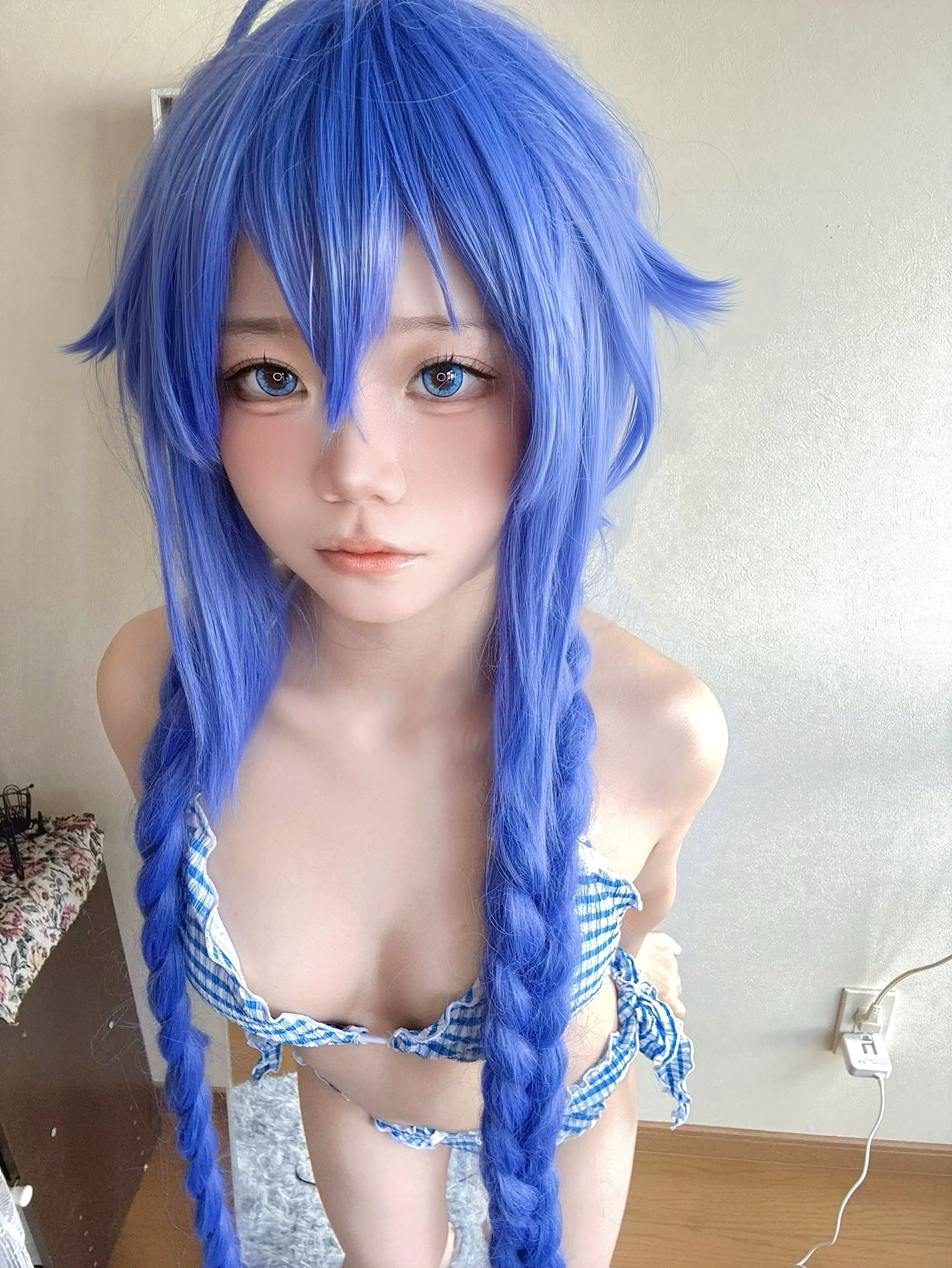 有蓝色头发和蓝色裙子的女孩。