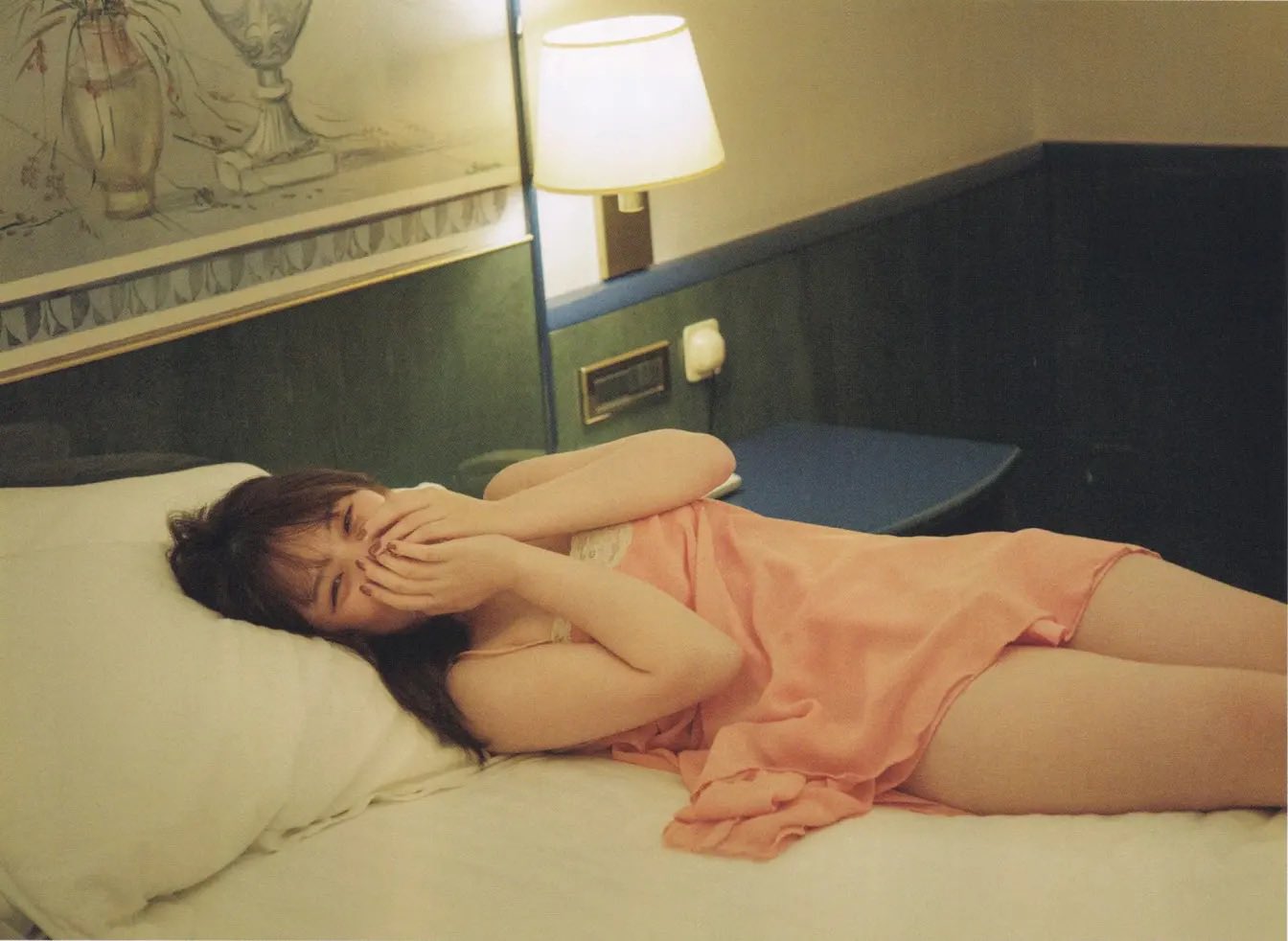 穿着粉红色衣服的女人躺在床上。