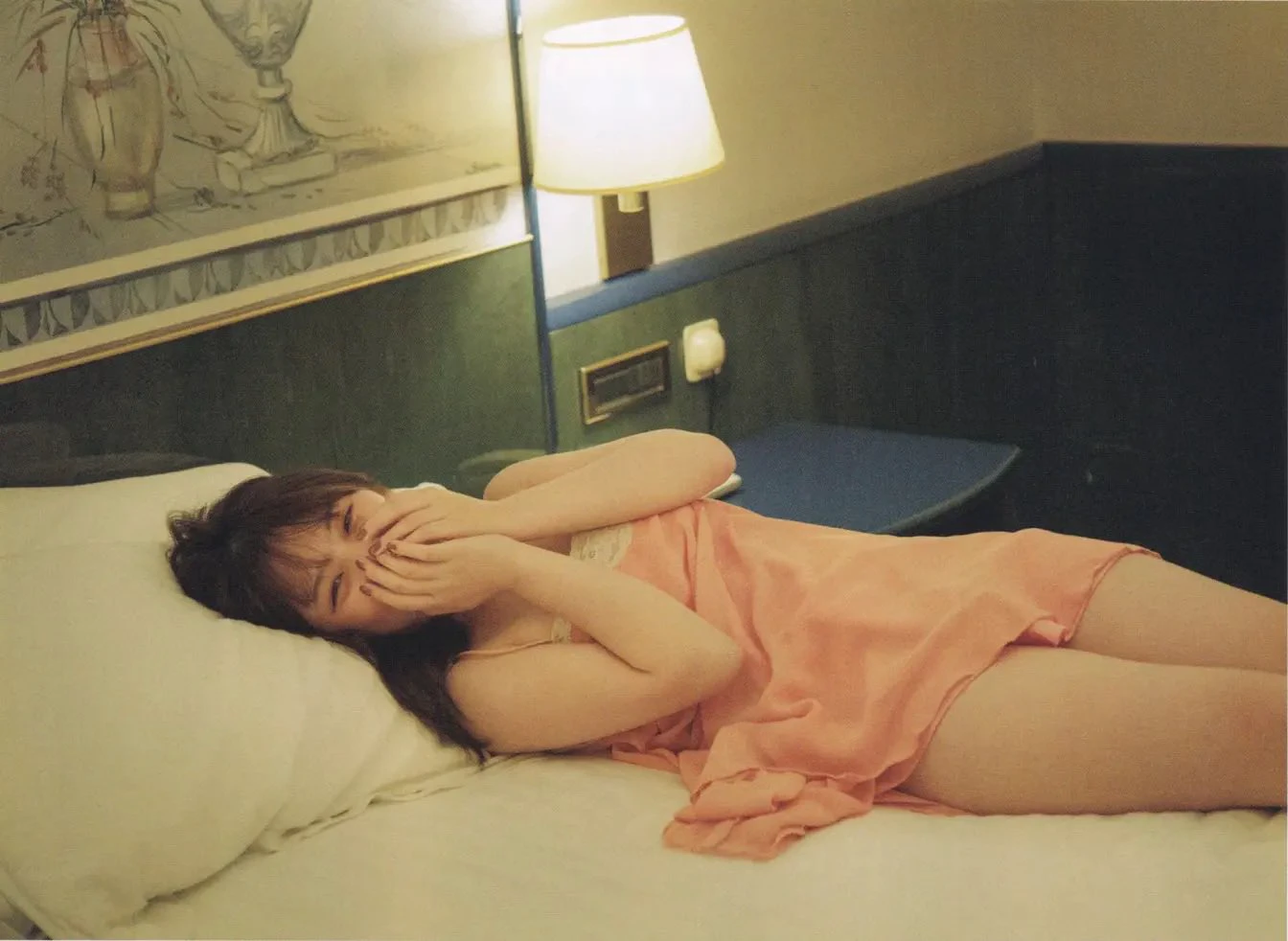 穿着粉红色衣服的女人躺在床上。