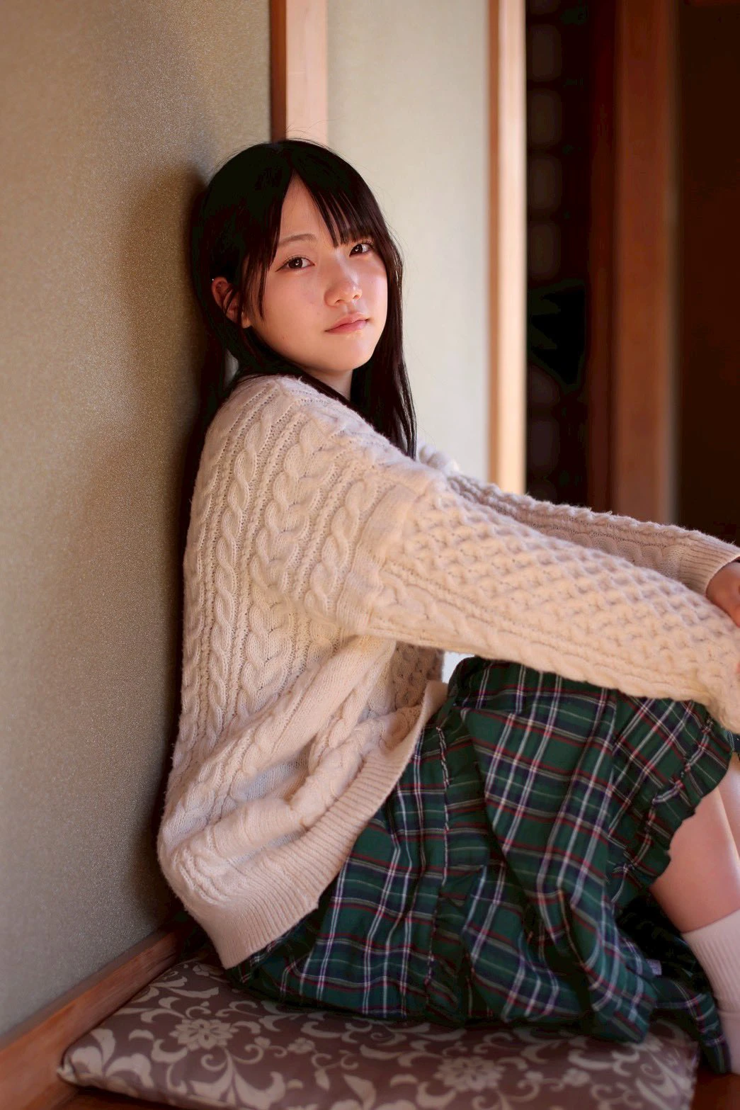 女孩穿着一件白色衬衫和一件漂亮的裙子。