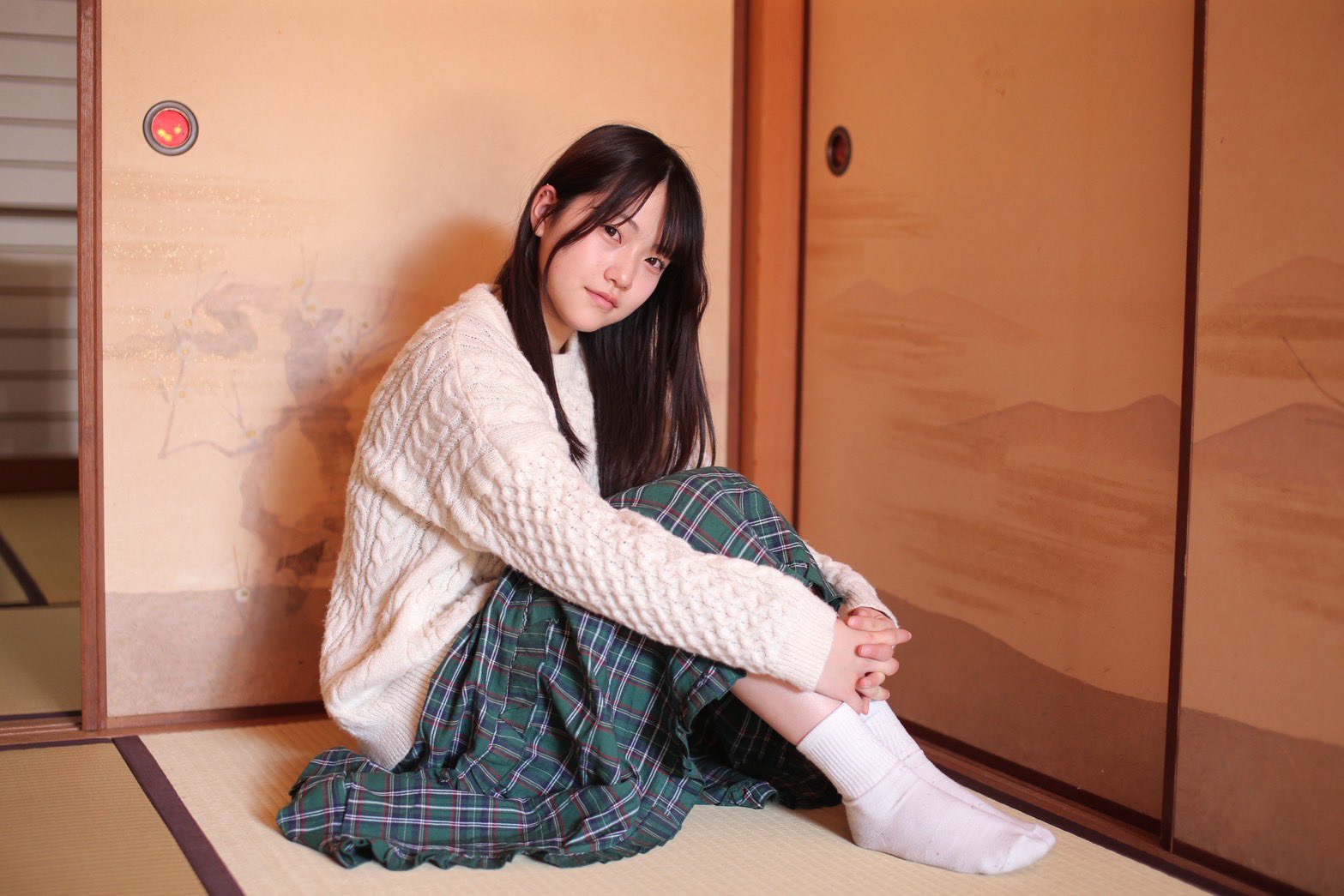 女孩穿着一件白色衬衫和一件漂亮的裙子。