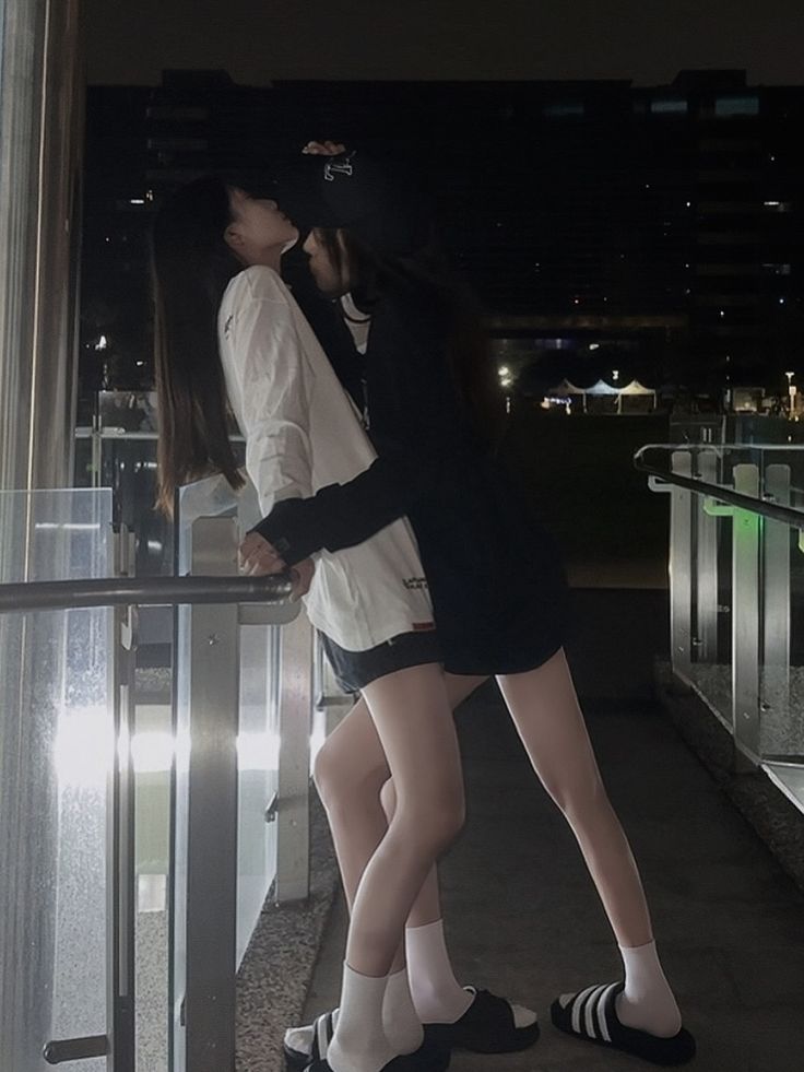 两个女孩互相拥抱。