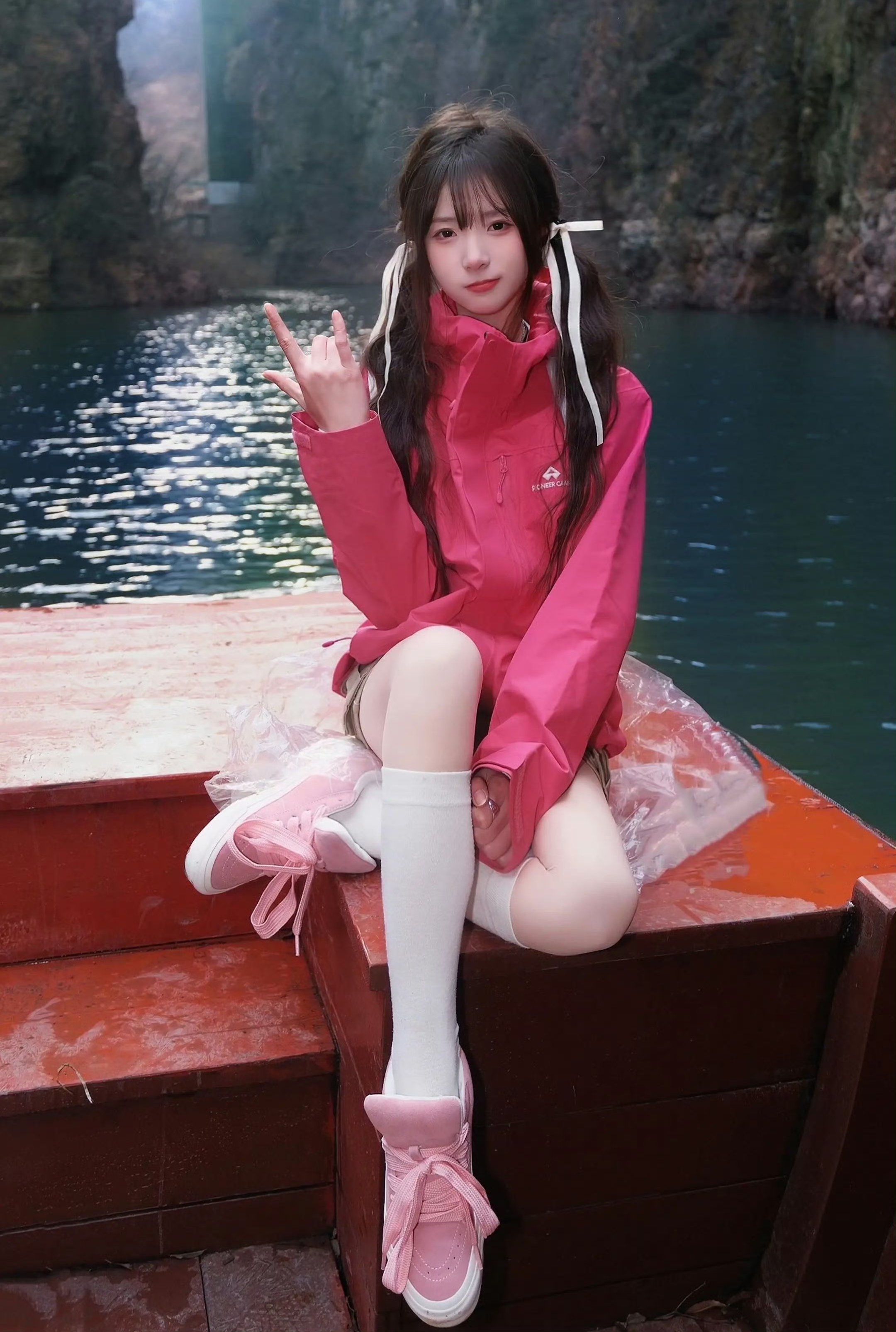 女孩在一艘船上拍照。