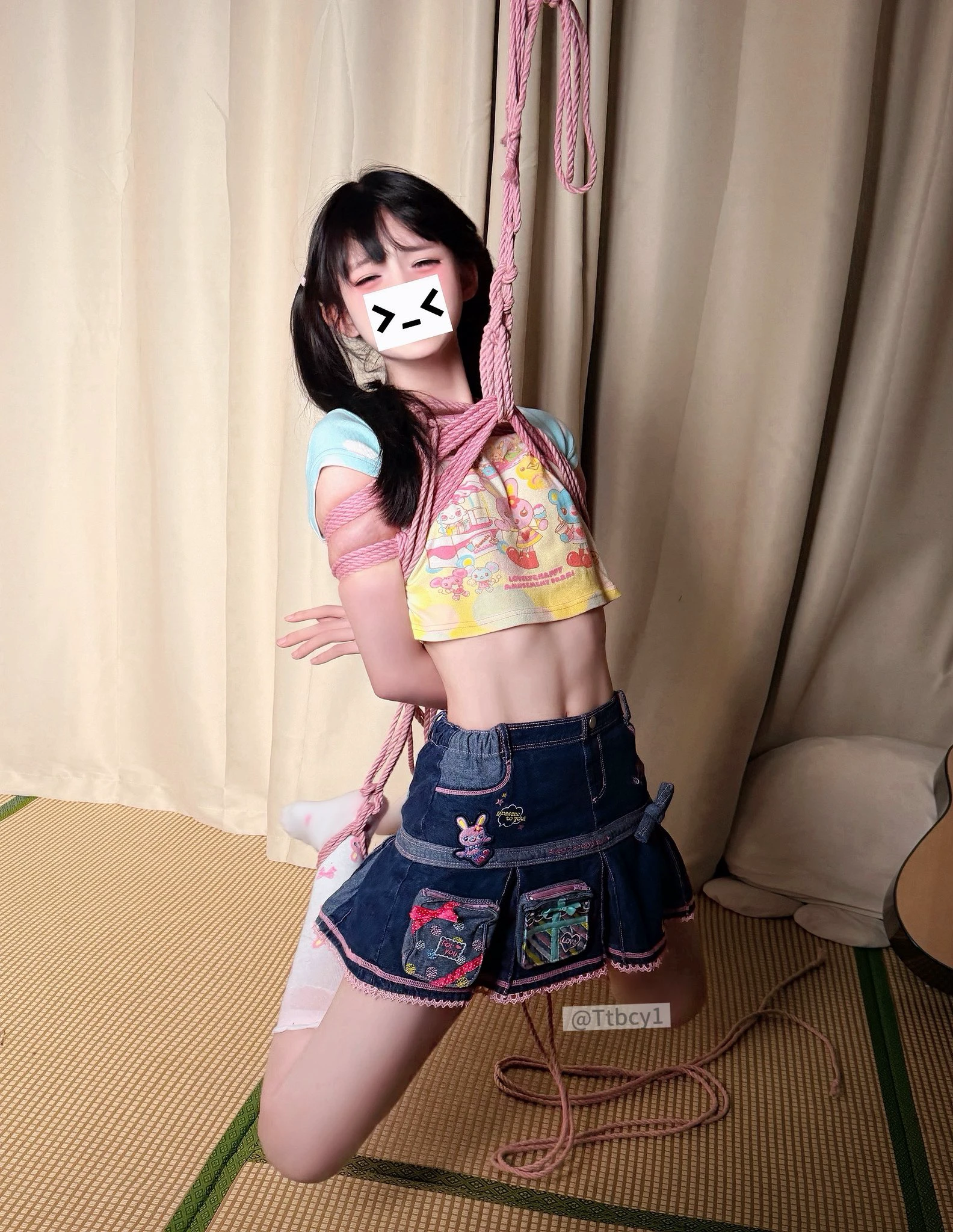 女孩被绑起来,戴着面具。