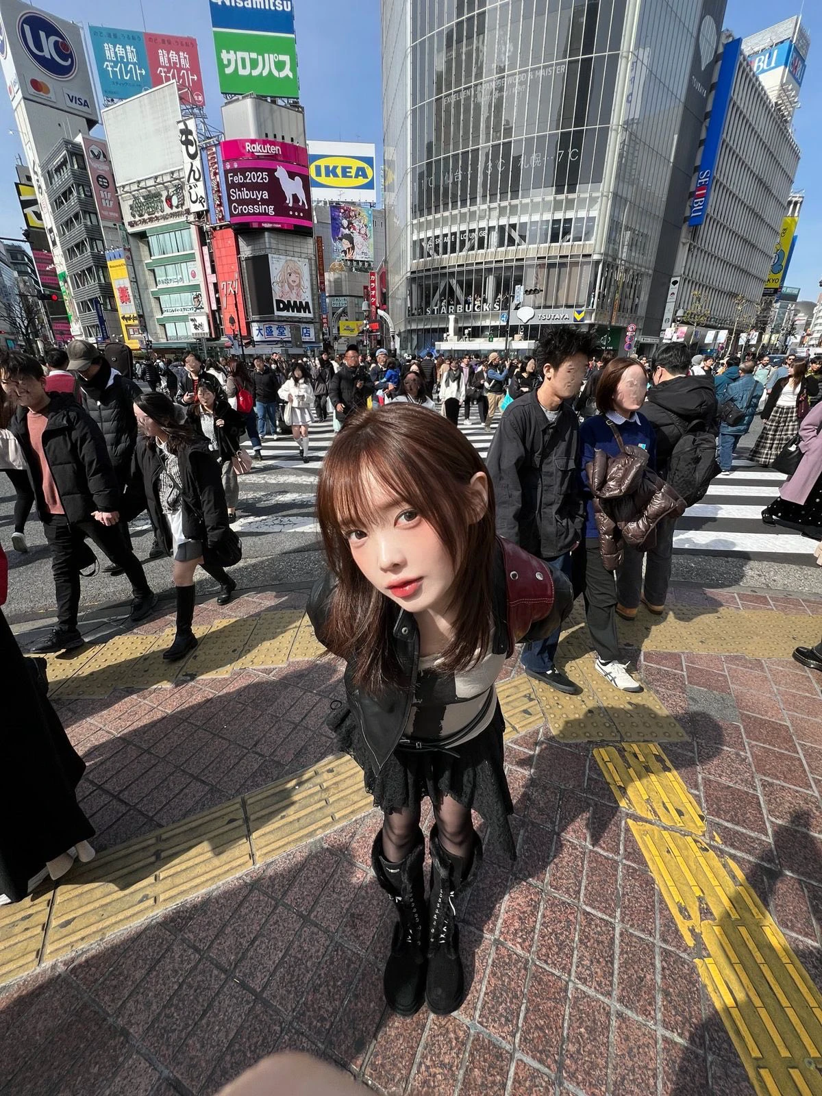 女人在拥挤的城市街头拍照。