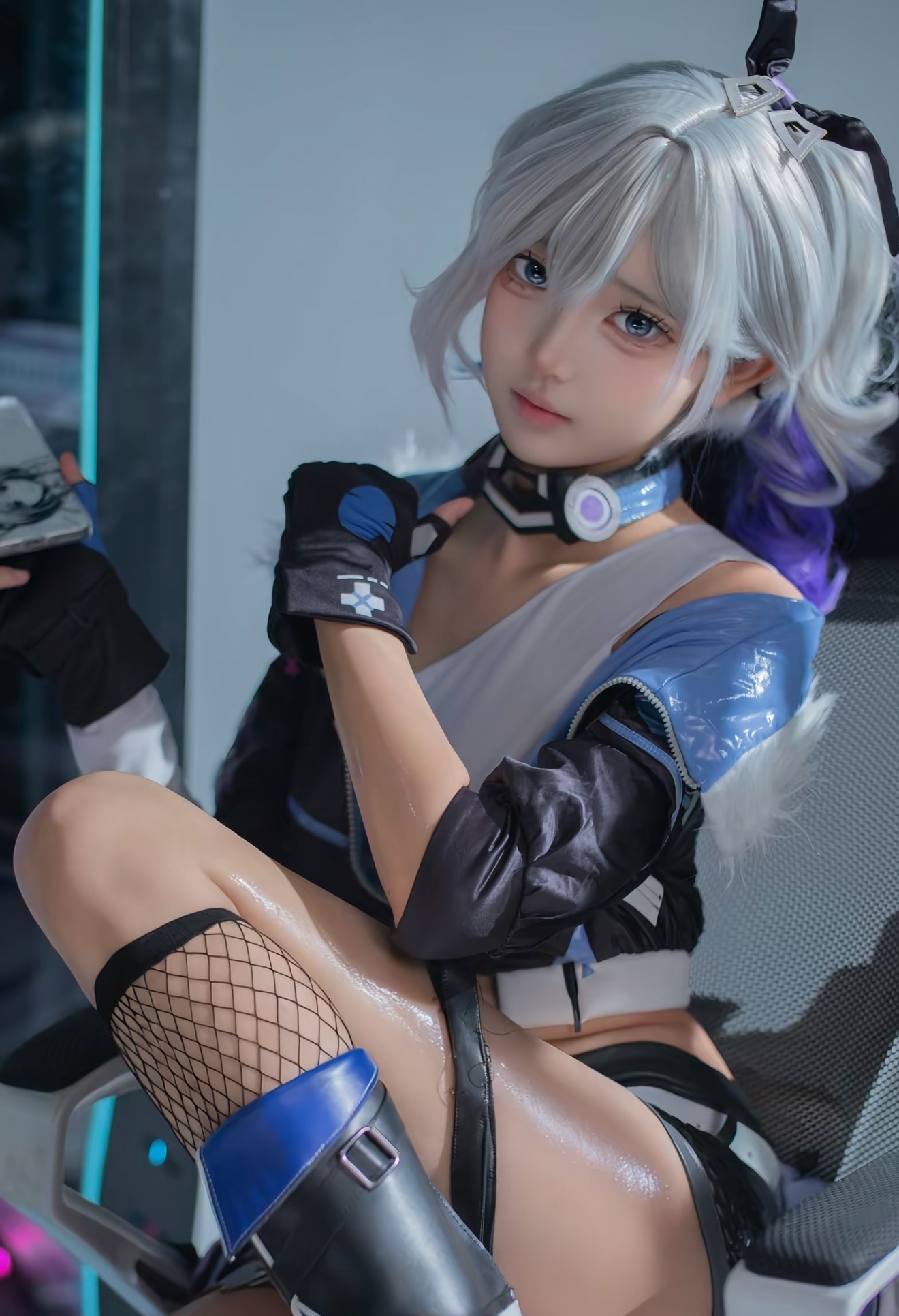 穿着未来服装的女人坐在椅子上。