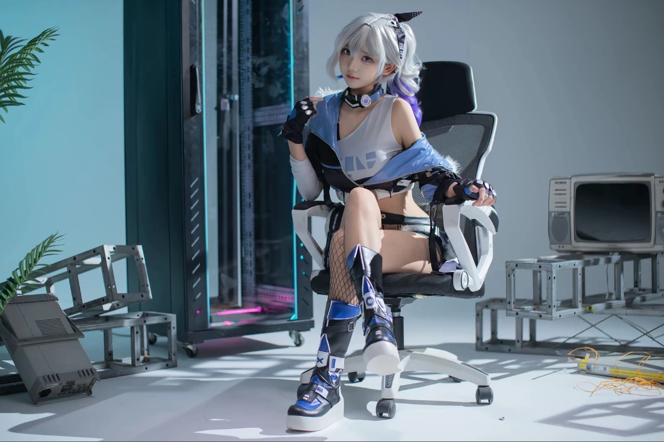 穿着未来服装的女人坐在椅子上。