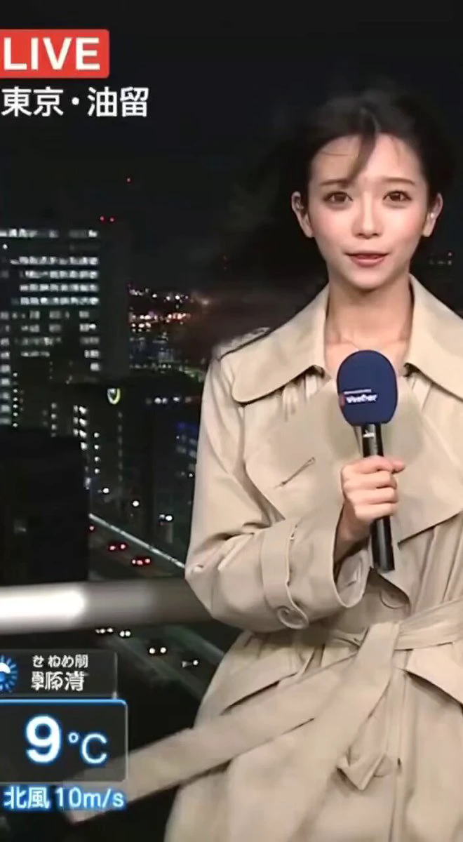 穿着衣的女人拿着麦克风。