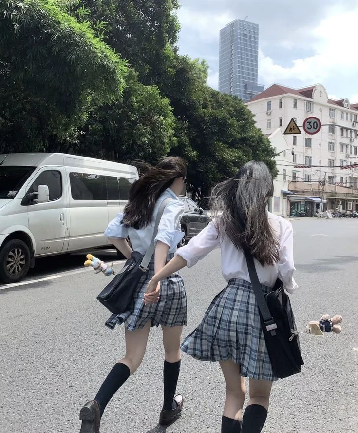 两个女孩走在街上。