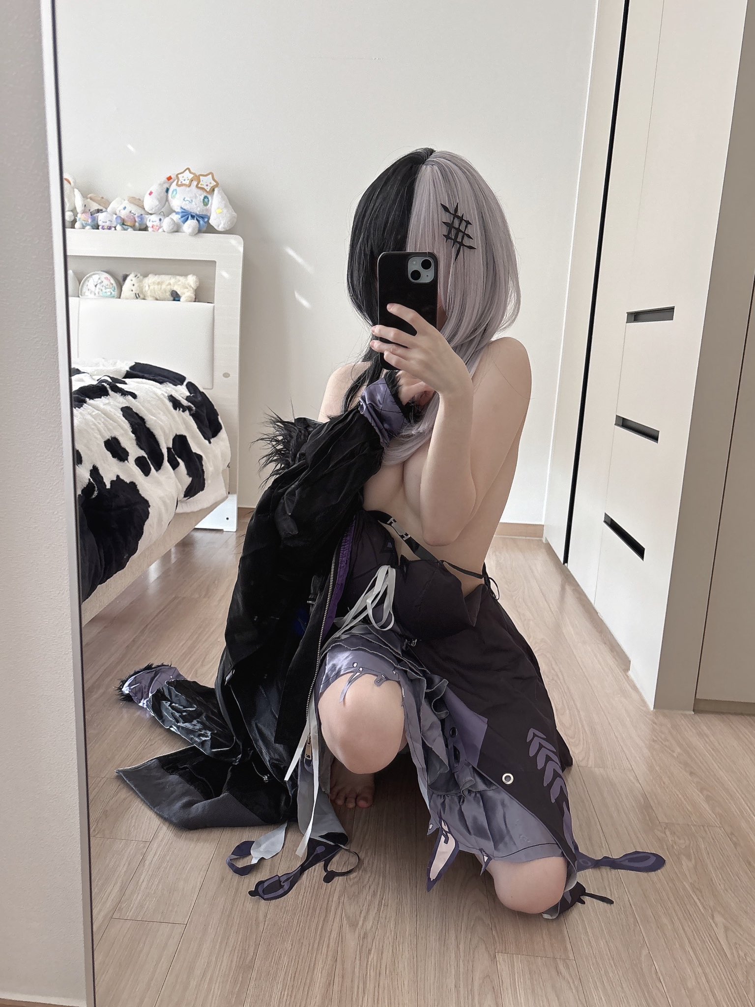 女人在镜子里拍自拍。