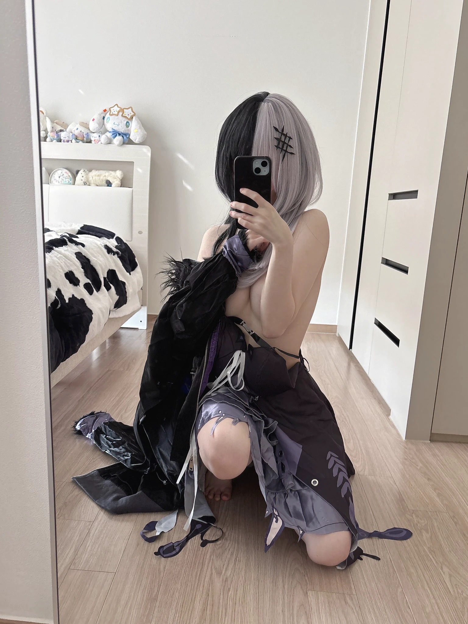 女人在镜子里拍自拍。