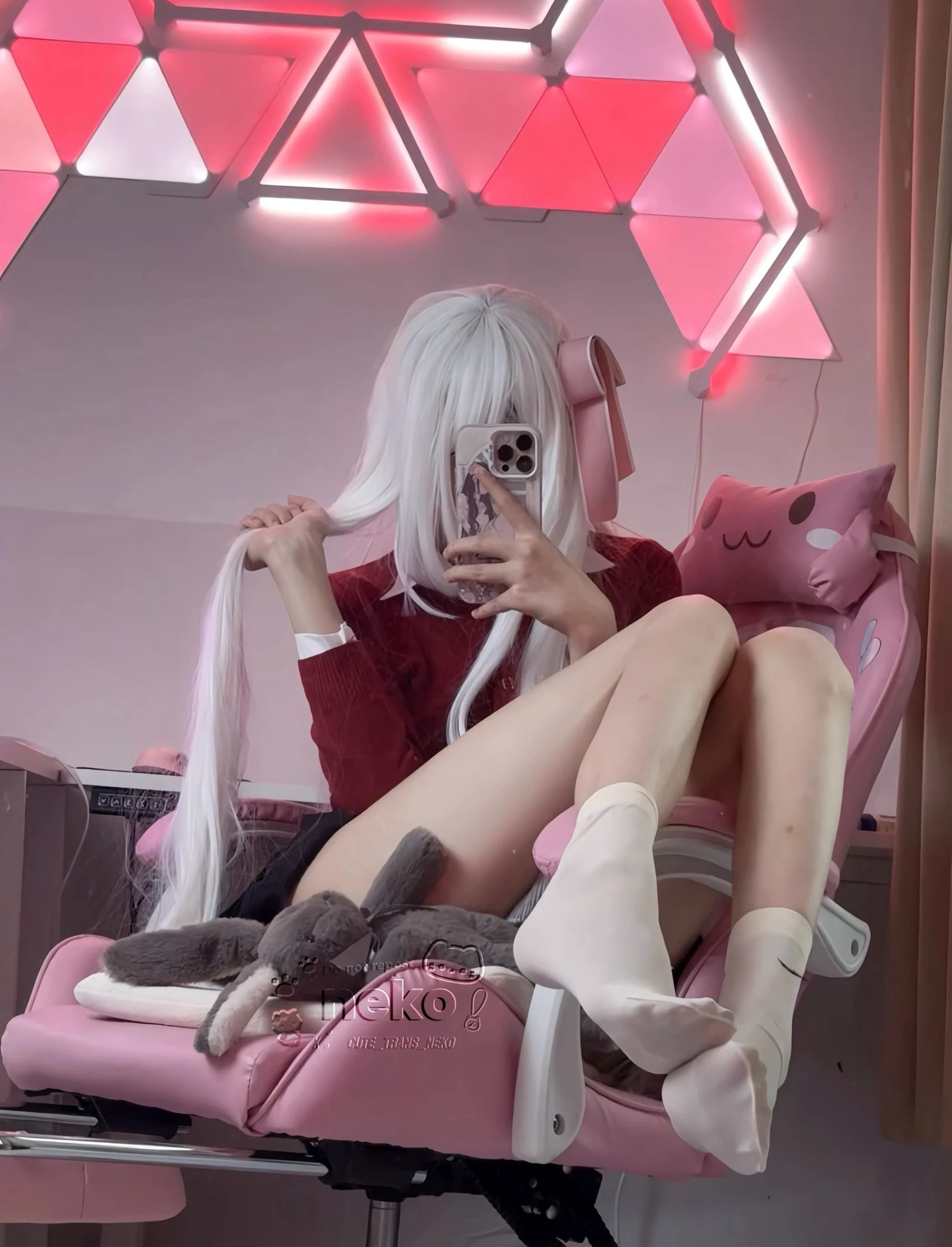 女孩拍了一张粉红色背景的自拍。